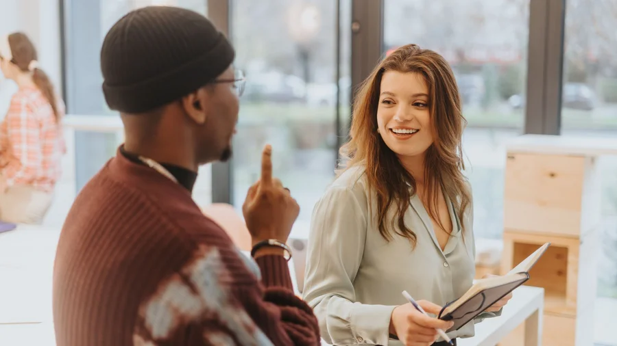 Zwei Personen unterhalten sich.