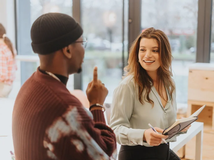 Zwei Personen unterhalten sich.