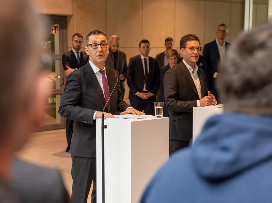 Cem Özdemir und Manuel Hagel verkünden auf der Pressekonferenz, dass sie die Koalitionsverhandlungen beginnen wollen.