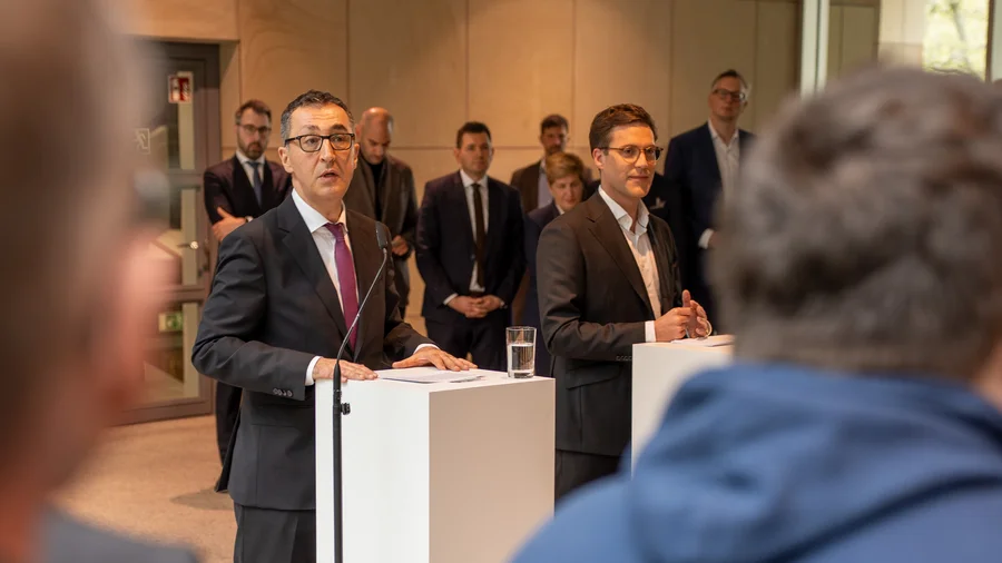 Cem Özdemir und Manuel Hagel verkünden auf der Pressekonferenz, dass sie die Koalitionsverhandlungen beginnen wollen.