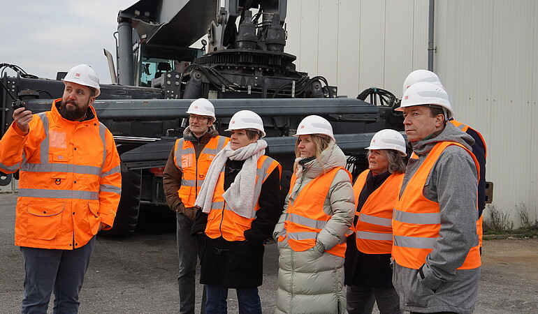 Rene Schmohl (DUSS) erläutert den Abgeordneten Hermino Katzenstein, Silke Gericke, Gudula Achterberg, Martina Braun und Thomas Marwein die Bedeutung des KV-Terminals Dornstadt für den „Nudelzug“