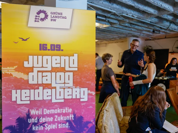 Andreas Schwarz ist im Gesrpäch mit jungen Menschen