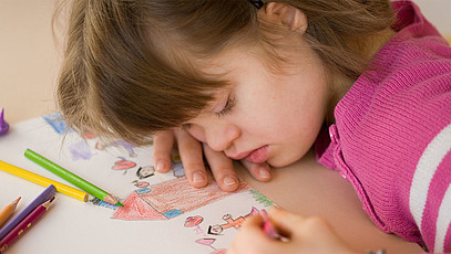 Kind mit Behinderung beim Malen; Foto: philidor / Fotolia.com