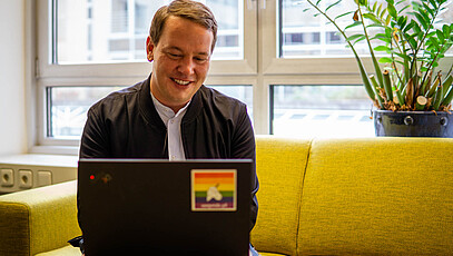 Oliver Hildenbrand sitzt vor seinem Laptop