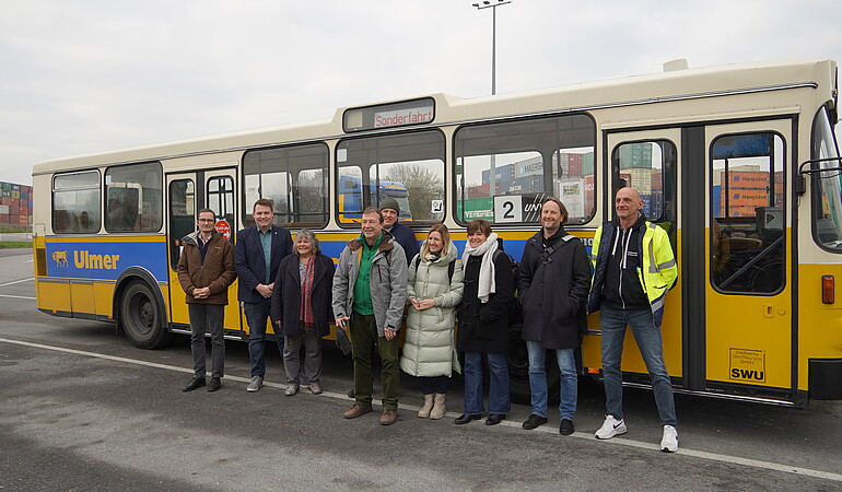 Die Abgeordneten vor einem Bus