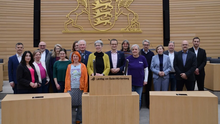 Teilnehmer:innen der 8. Sitzung des Parlamentskreises Fahrrad Baden-Württemberg stehen im Plenarsaal des Stuttgarter Landtags
