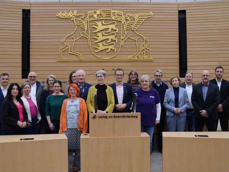 Teilnehmer:innen der 8. Sitzung des Parlamentskreises Fahrrad Baden-Württemberg stehen im Plenarsaal des Stuttgarter Landtags