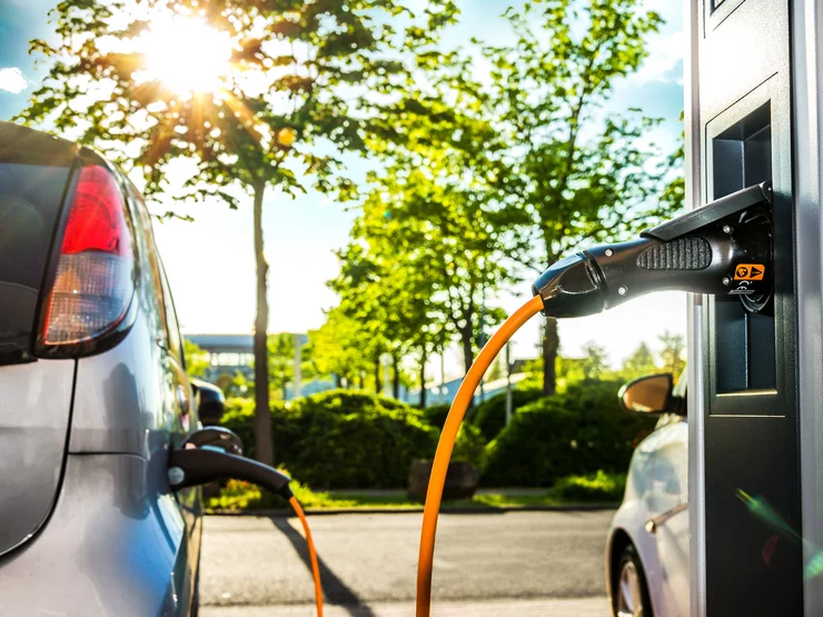 Elektrisches Auto lädt an Ladestation auf.