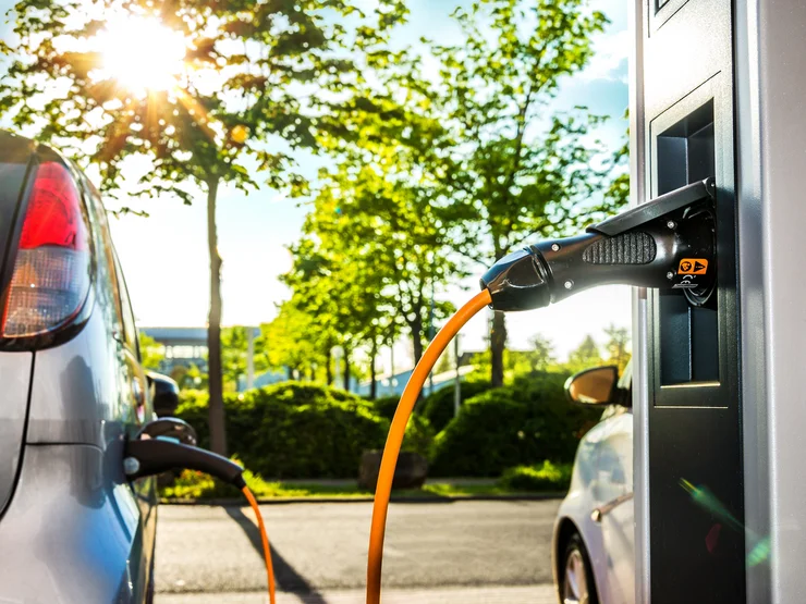 Elektrisches Auto lädt an Ladestation auf.