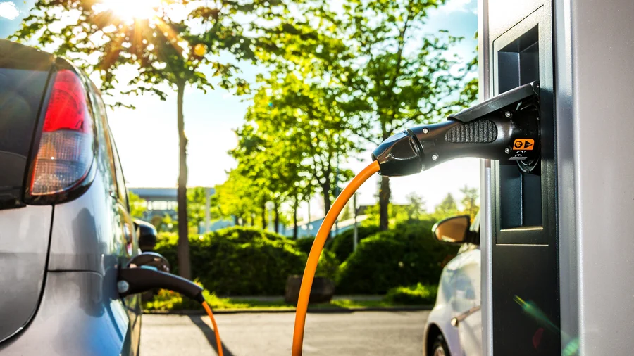 Elektrisches Auto lädt an Ladestation auf.