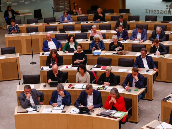 Plenarsaal ist mit Politiker*innen gefüllt.