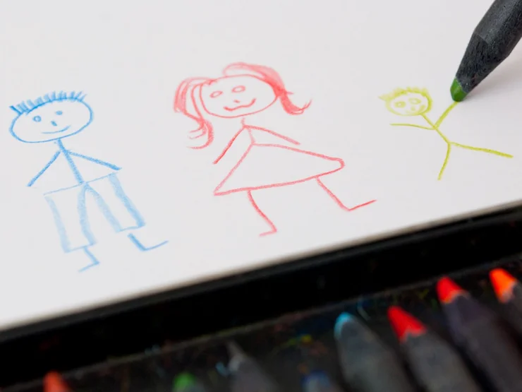 Ein Kind malt Vater, Mutter, Kind.