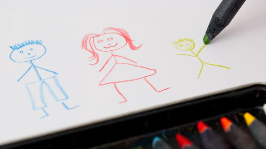 Ein Kind malt Vater, Mutter, Kind.