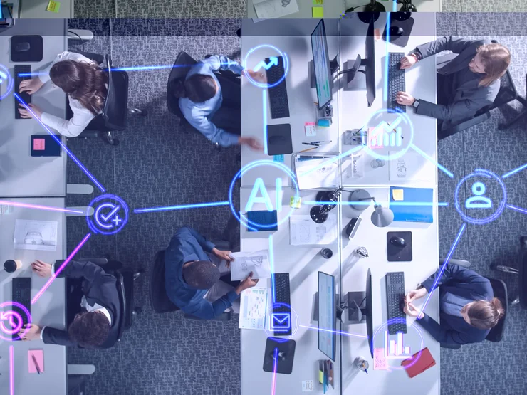 KI-vernetzes Arbeiten in einem Business-Office.