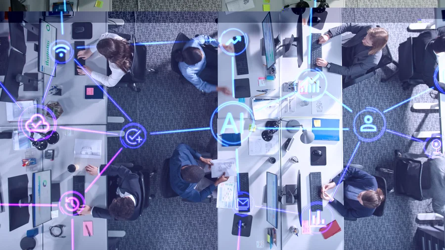 KI-vernetzes Arbeiten in einem Business-Office.