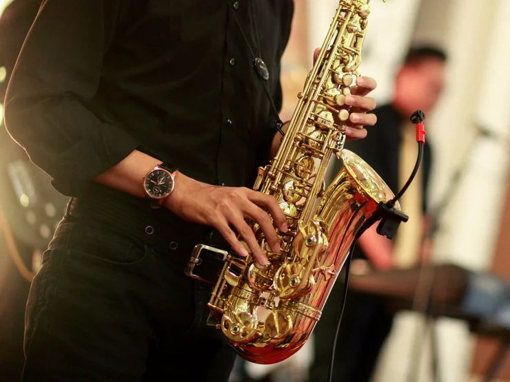 Eine Person spielt Saxophon.