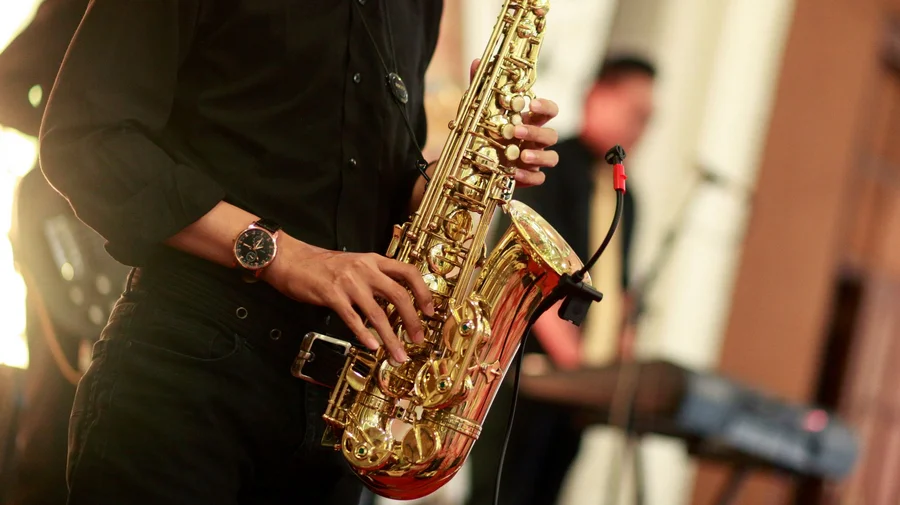 Eine Person spielt Saxophon.
