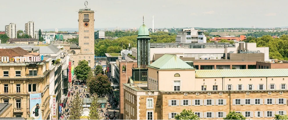 Blick auf die Stuttgarter Königstraße mit dem Hauptbahnhof im Hintergrund