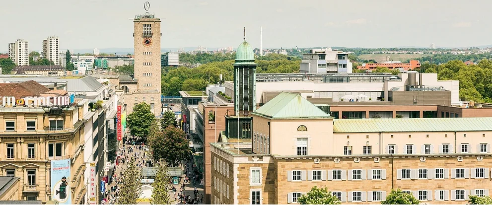 Blick auf die Stuttgarter Königstraße mit dem Hauptbahnhof im Hintergrund
