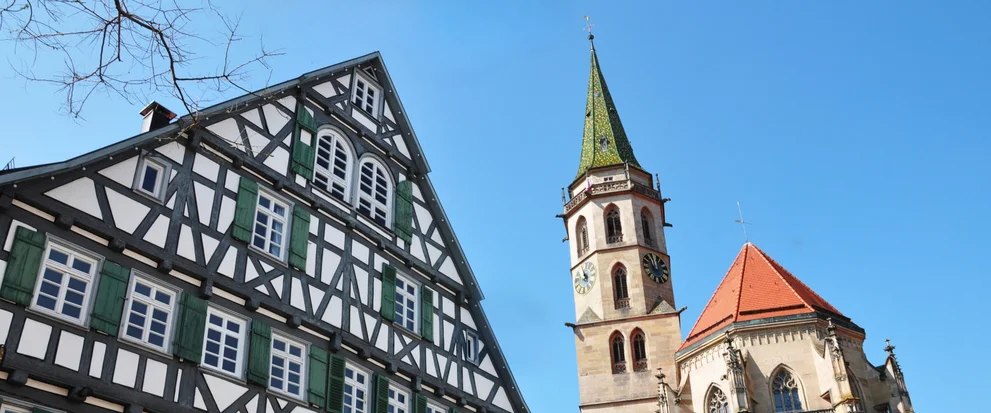Blick auf Schorndorf mit Kirche und Fachwerkhaus