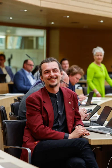 Grüner Abgeordneter Erwin Köhler sitzt im Plenarsaal.