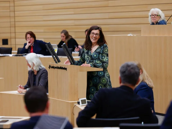 Abgeordnete Dr. Susanne Aschhoff hält eine Rede im Plenum.