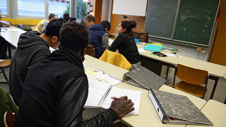 Schüler einer gemischten Klasse, bestehend aus aus Zuwanderern, Flüchtlingen und ehemalige Flüchtlingen, lernen gemeinsam in der Edith-Stein-Schule in Ravensburg