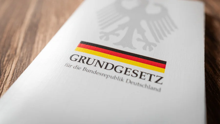 Das gedruckte Grundgesetz liegt auf einem Tisch.