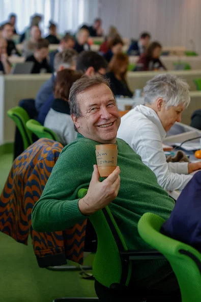 Unser Abgeordneter Thomas Marwein hält einen Kaffeebecher in die Kamera und strahlt.