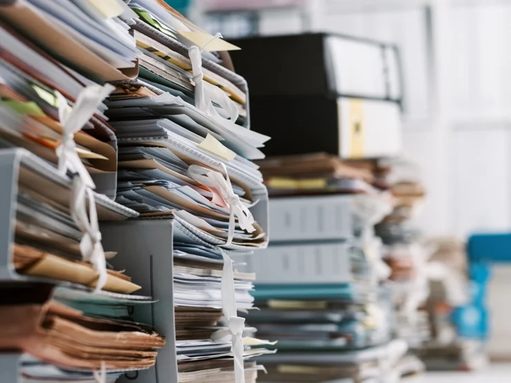 Ein Stapel mit Akten liegt auf einem Tisch