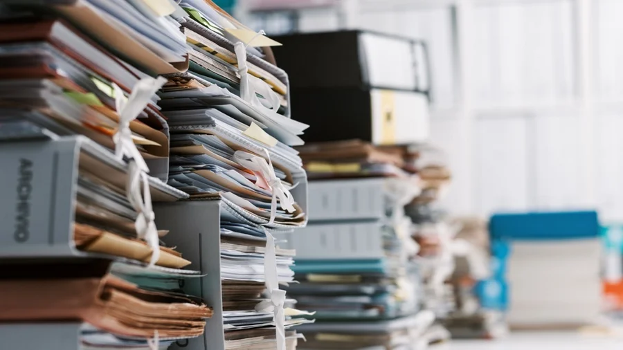 Ein Stapel mit Akten liegt auf einem Tisch