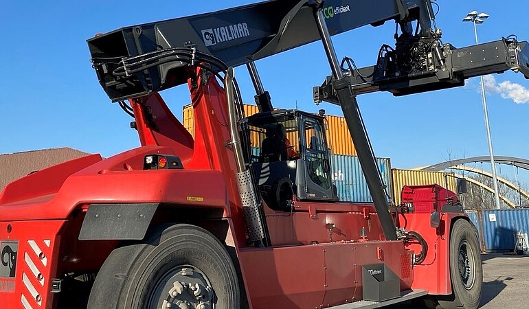 Logistikfahrzeug am Terminal