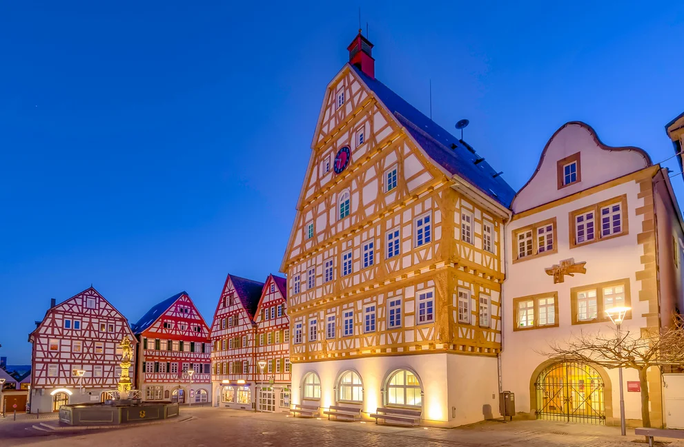 Blick auf Leonberger Marktplatz in Abendstimmung