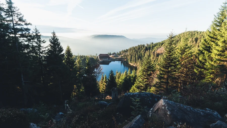 Der Schwarzwälder Mummelsee wird von der Morgensonne beschienen