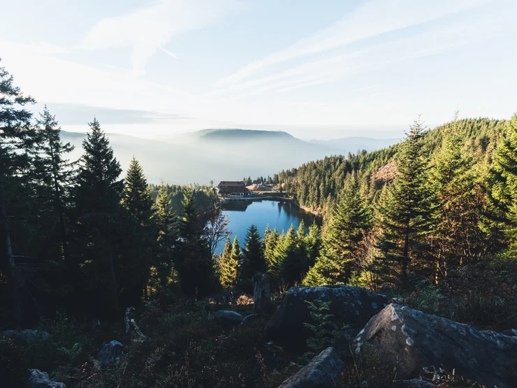 Der Schwarzwälder Mummelsee wird von der Morgensonne beschienen