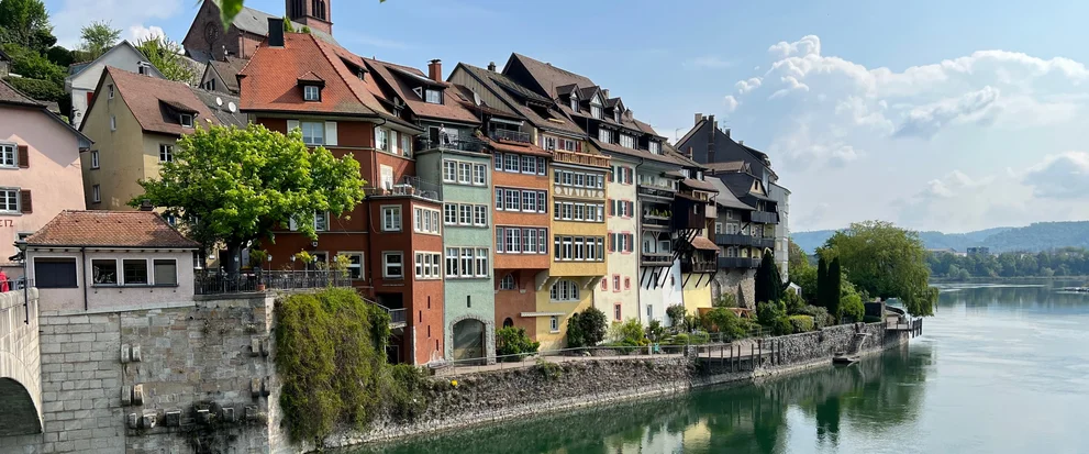 Blick vom Fluss aus auf die Altstadt