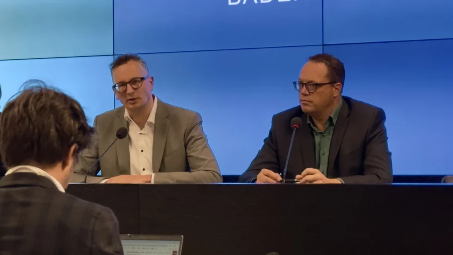 Fraktionschef Andreas Schwarz bei der Landespressekonferenz zur Klausur.