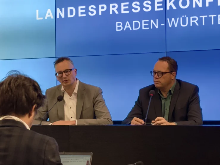 Fraktionschef Andreas Schwarz bei der Landespressekonferenz zur Klausur.