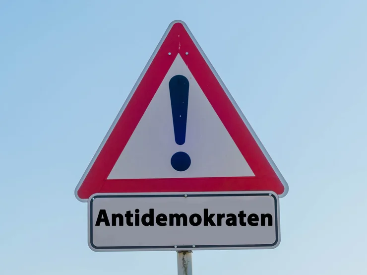 Warndreieckt mit Ausrufezeichen und Schriftzug: "Antidemokratisch"