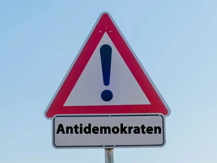 Warndreieckt mit Ausrufezeichen und Schriftzug: "Antidemokratisch"