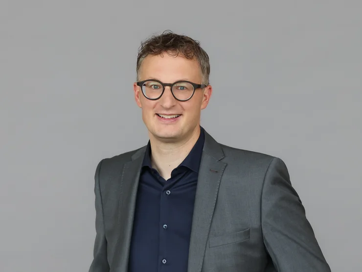 Fraktionschef Andreas Schwarz lächelt in die Kamera. 