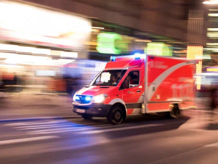 Ein Rettungswagen fährt durch eine Stadt.