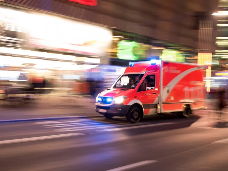 Ein Rettungswagen fährt durch eine Stadt.