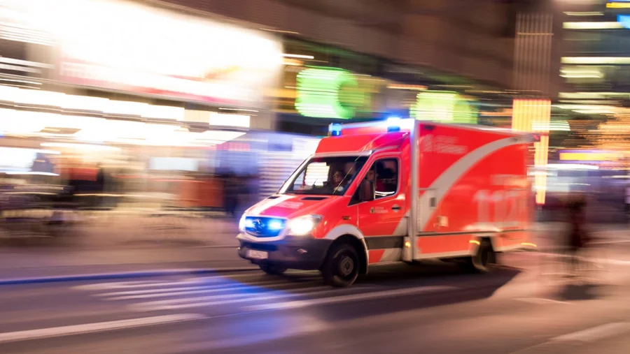 Ein Rettungswagen fährt durch eine Stadt.