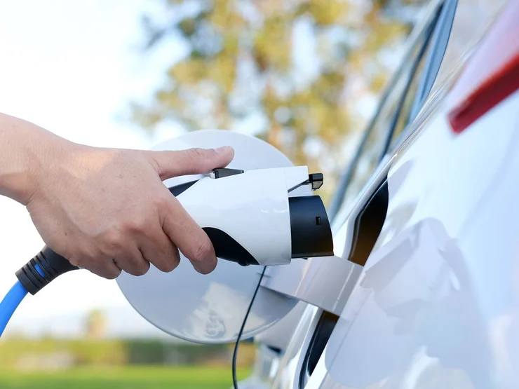 Jemand lädt sein E-Auto.