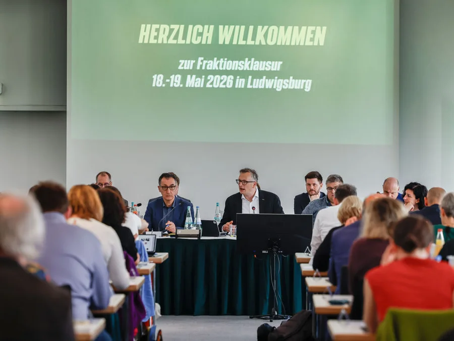 Die Abgeordneten sitzen in einem Tagungsraum und hören dem Fraktionschef Andreas Schwarz zu.