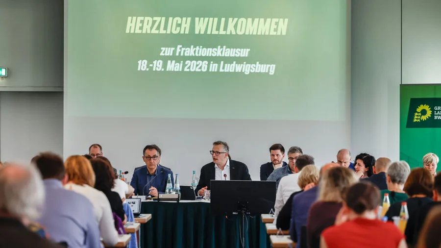 Die Abgeordneten sitzen in einem Tagungsraum und hören dem Fraktionschef Andreas Schwarz zu.