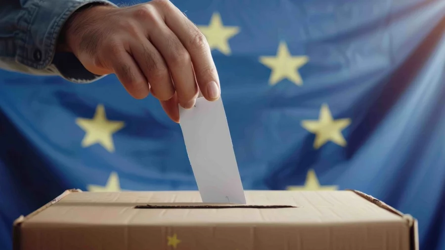 Jemand wirft einen Stimmzettel in die Wahlurne zur Europawahl.