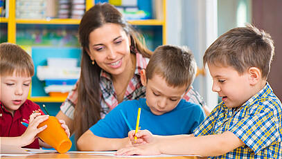 Kinder im Unterricht; Foto: Petro Feketa - Fotolia.com