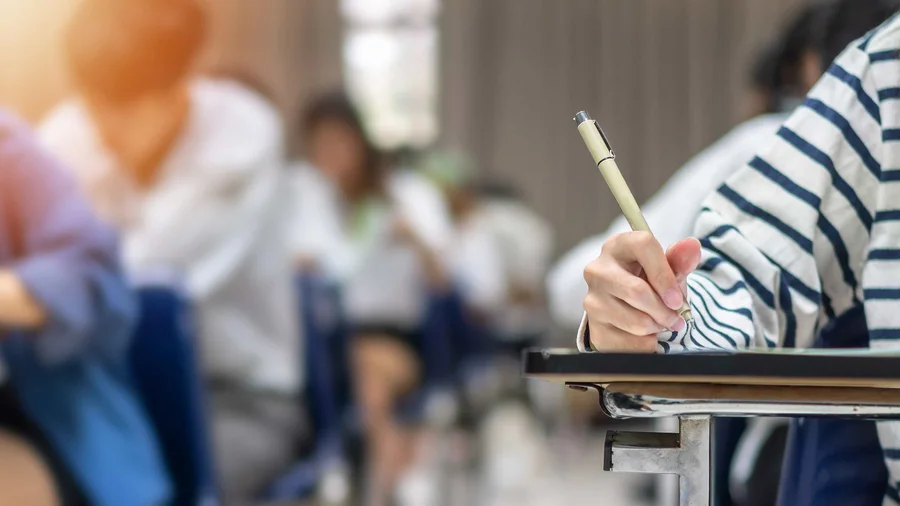 Klassenzimmer, schreibende Kinder 